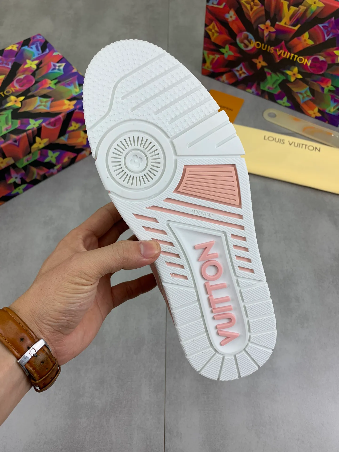 Men's men's shoes 💰P580 New style 💰💎💎Latest color High version 2025Louis*Vuitto* LV Traine Catwalk TRAINER outsole and fabric private model A shoe that definitely costs a lot of money and effort. This series was designed after the arrival of Vifgil. It is favored by many fans every season. Original TPU outsole Original packaging Color: black Available in white (available from stock, super fast shipping) Code number: 35-46